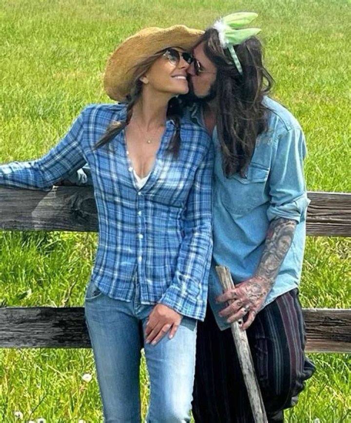 Who is Izzi Ray Dating Now?